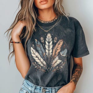 Boho Feder Shirt, Boho Tshirt, Komfort Farben Boho T-Shirt, Festival Tshirt, Stammes- Feder-T-Shirt, Sommer, Frühling, trendiges Shirt, Freund Geschenk