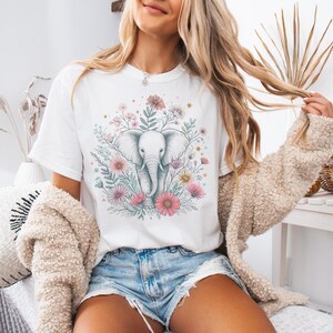 Camiseta de elefante floral: estilo vintage, suave algodón.