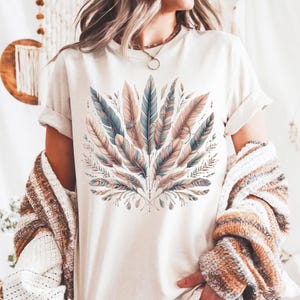Boho Feder Shirt, Boho Tshirt, Komfort Farben Boho T-Shirt, Festival Tshirt, Stammes- Feder-T-Shirt, Sommer, Frühling, trendiges Shirt, Freund Geschenk