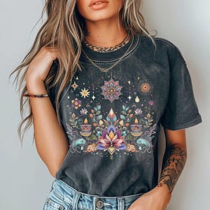 Boho Shirt, Meditation Tshirt, Retro Damen Tshirt, Comfort Farben Boho T-Shirt, Yoga-Liebhaber Shirt, Festival Tshirt, Lotus Blume, trendiges Tshirt