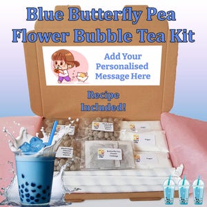 Puede incluir: Una caja de cartón marrón con un kit de té de burbujas de flor de guisante mariposa azul. La caja contiene ingredientes para hacer té de burbujas, incluyendo perlas de tapioca de azúcar negro, bolsitas de té de flor de guisante mariposa y azúcar. La caja también incluye una receta y un mensaje personalizado.