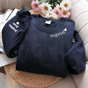 Custom Mama Embroidered Crewneck with Kids Name on Sleeve, Personalized Mom Sweatshirt, Minimalist Momma Sweater, Mothers Day Gift for Mom