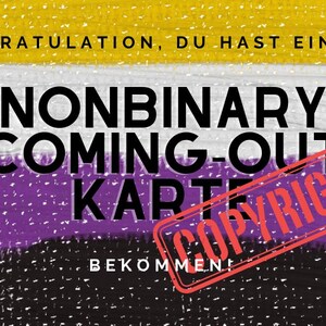 Könnte beinhalten: Eine Glückwunschkarte mit einem Design der nicht-binären Pride-Flagge. Die Karte zeigt die Worte "NONBINARY COMING-OUT KARTE" und "GRATULATION, DU HAST EINE BEKOMMEN!" in fetter schwarzer Schrift. Ein roter "COPYRIGHT" Stempel ist sichtbar.