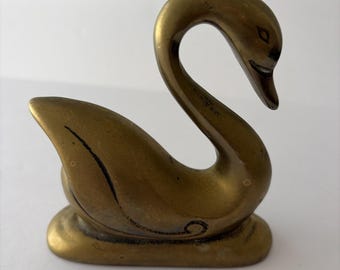 Figura vintage de cisne de latón macizo de 8,9 cm (3,5 pulgadas), pisapapeles decorativo de mediados de siglo, estilo Hollywood Regency.