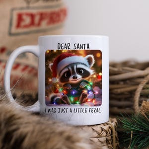 Taza de café con diseño de mapache navideño bebé salvaje, mapache salvaje, mapache navideño, Navidad salvaje, mapache navideño, amantes de los mapaches, taza FeralCore
