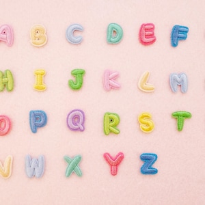 Pastell Mini Alphabet Aufnäher gestickt, A-Z Buchstaben Applikation, niedliches DIY Kleidung Tasche Hut Dekoration, personalisiertes Geschenk