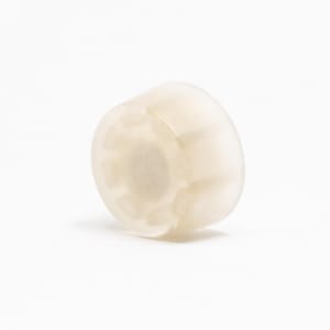 Könnte beinhalten: Ein weißer Kunststoffknopf mit einer strukturierten Oberfläche und einer runden Form.