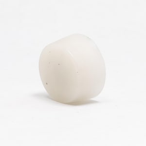 以下が含まれることがあります： 白いプラスチック製のボトルストッパー。ストッパーは丸く、上部にわずかなへこみがあります。