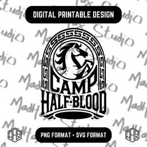 Peut inclure: Conception graphique en noir et blanc d'un logo de camp avec le texte "Camp Half-Blood" et une tête de cheval stylisée à l'intérieur d'un cercle avec une bordure de clé grecque.