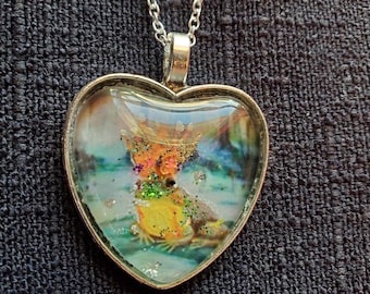 Collar con colgante de corazón de plata del Príncipe Rana con cabujón, obra de arte original adornada a mano por la artista Heather Calderon.