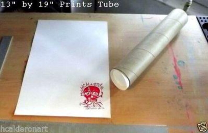 Puede incluir: Una impresi&oacute;n blanca de 13" por 19" est&aacute; enrollada en un tubo de env&iacute;o marr&oacute;n. La impresi&oacute;n tiene un sello de calavera rojo.
