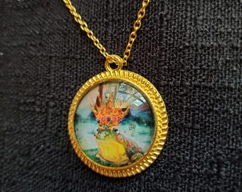 Colgante pequeño circular con cabujón del Príncipe Rana, obra de arte original adornada a mano por la artista Heather Calderon.