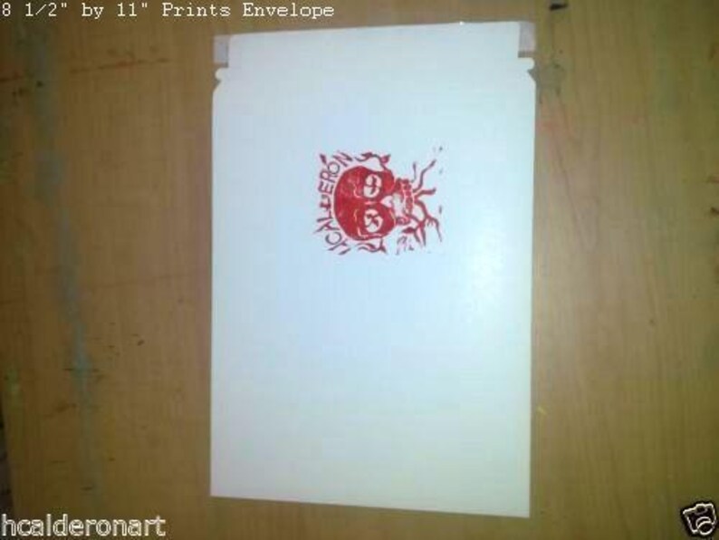 Puede incluir: Sobre blanco con un dise&ntilde;o de calavera y huesos cruzados rojos. El sobre mide 8 1/2 pulgadas por 11 pulgadas.