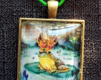 Collar con colgante cuadrado del Príncipe Rana con cabujón, obra de arte original adornada a mano por la artista Heather Calderon.