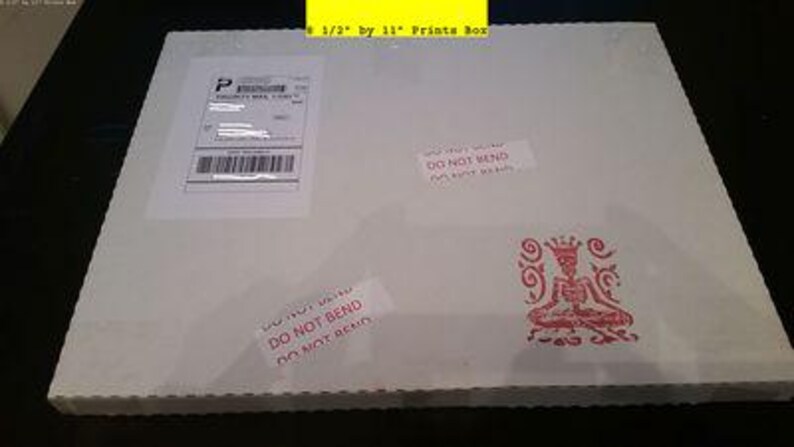 Puede incluir: Una caja de cart&oacute;n blanca con el texto "NO DOBLAR" impreso en ella. La caja mide 21,5 cm por 28 cm y est&aacute; etiquetada como "Caja de Impresiones".