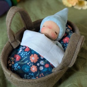 Sleepy Baby (Hellblau) – handgemachte Mini Stoffpuppe mit Bett, Waldorf inspiriert, Naturmaterialien, Püppchen Set zum Kuscheln & Sammeln