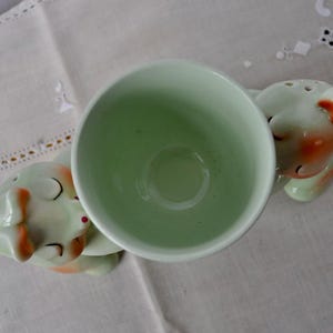 Conjunto de decoración de Pascua de porcelana vintage verde pálido: salero y pimentero vintage de los años 50 con "conejitos abrazándose", huevera - Huevo de lana afieltrada imagen 8