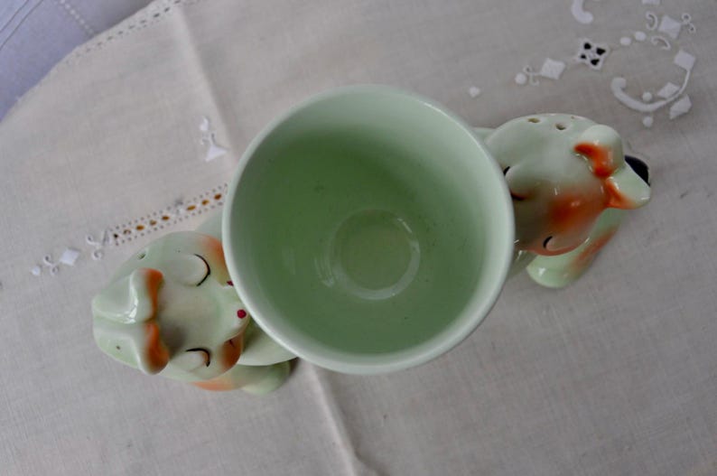 Conjunto de decoración de Pascua de porcelana vintage verde pálido: salero y pimentero vintage de los años 50 con "conejitos abrazándose", huevera - Huevo de lana afieltrada imagen 8