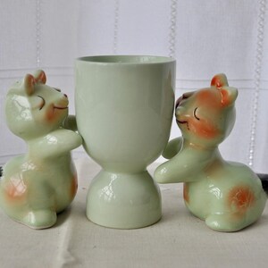 Conjunto de decoración de Pascua de porcelana vintage verde pálido: salero y pimentero vintage de los años 50 con "conejitos abrazándose", huevera - Huevo de lana afieltrada imagen 4