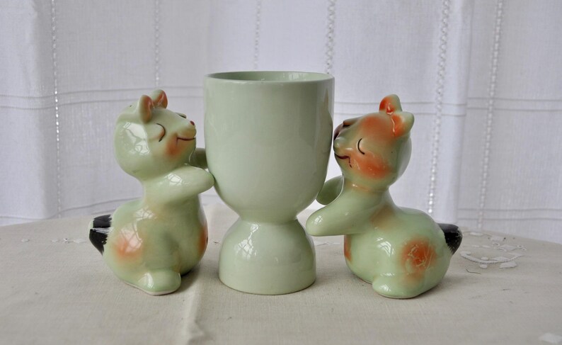 Conjunto de decoración de Pascua de porcelana vintage verde pálido: salero y pimentero vintage de los años 50 con "conejitos abrazándose", huevera - Huevo de lana afieltrada imagen 4