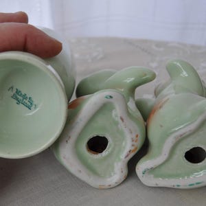 Conjunto de decoración de Pascua de porcelana vintage verde pálido: salero y pimentero vintage de los años 50 con "conejitos abrazándose", huevera - Huevo de lana afieltrada imagen 7