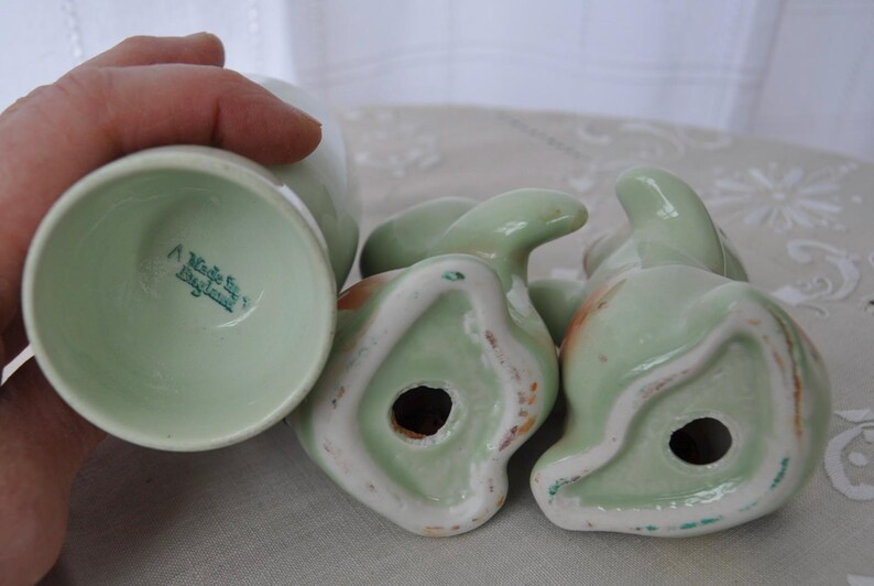 Conjunto de decoración de Pascua de porcelana vintage verde pálido: salero y pimentero vintage de los años 50 con "conejitos abrazándose", huevera - Huevo de lana afieltrada imagen 7