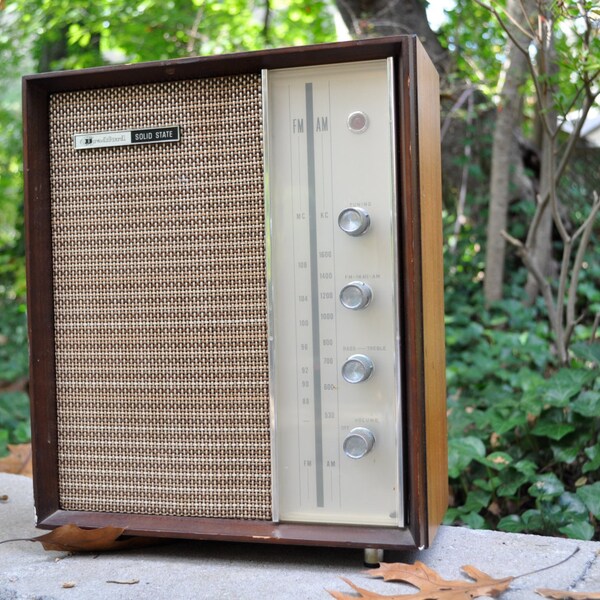 Bradford Vintage 1970s Radio Solid state Tube Type Wooden Table Top AM FM Radio