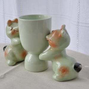 Conjunto de decoración de Pascua de porcelana vintage verde pálido: salero y pimentero vintage de los años 50 con "conejitos abrazándose", huevera - Huevo de lana afieltrada imagen 3