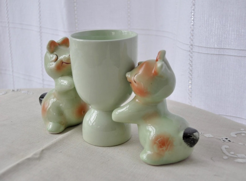Conjunto de decoración de Pascua de porcelana vintage verde pálido: salero y pimentero vintage de los años 50 con "conejitos abrazándose", huevera - Huevo de lana afieltrada imagen 3