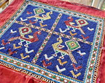 Tapiz vintage con cuentas hechas a mano, pavos reales estilizados de colores, artesanía del sudeste asiático, funda de almohada para colgar en la pared.