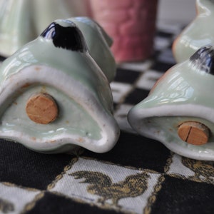 Puede incluir: Un juego de tres tazas de cer&aacute;mica con un acabado mate moteado. Las tazas son de color crema, gris claro y gris oscuro. Cada taza tiene un dise&ntilde;o simple y moderno y un asa redondeada.