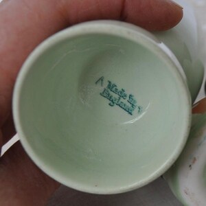 Conjunto de decoración de Pascua de porcelana vintage verde pálido: salero y pimentero vintage de los años 50 con "conejitos abrazándose", huevera - Huevo de lana afieltrada imagen 10