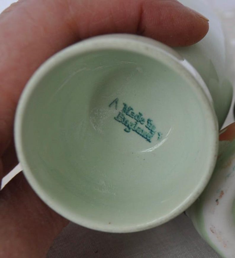 Conjunto de decoración de Pascua de porcelana vintage verde pálido: salero y pimentero vintage de los años 50 con "conejitos abrazándose", huevera - Huevo de lana afieltrada imagen 10