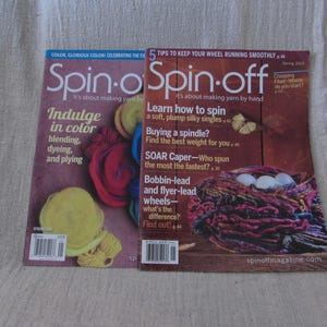 Puede incluir: Se muestran dos números de la revista "Spin-Off", con artículos sobre la fabricación de hilo. Las portadas presentan madejas de hilo de colores y un nido con huevos. Una portada dice "Indulge in color" y la otra "Learn how to spin".