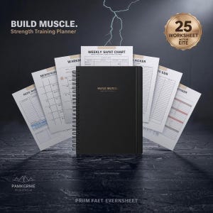 Könnte beinhalten: Ein schwarzer, spiralgebundener Trainingsplaner mit dem Aufdruck BUILD MUSCLE auf dem Einband. Mehrere weiße Innenseiten mit Tabellen und Diagrammen sind hinter dem Planer aufgefächert. Ein goldenes Abzeichen zeigt 25 WORKSHEET an.