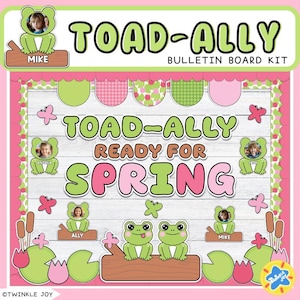 Puede incluir: Un kit de tablón de anuncios con temática de primavera. El diseño presenta el texto "TOAD-ALLY READY FOR SPRING" en verde y rosa, con ilustraciones de ranas y mariposas. Incluye espacios para fotos y el texto "MIKE" y "ALLY".