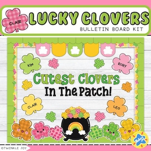 Puede incluir: Un kit de tablero de anuncios verde con el título "Lucky Clovers" y el texto "Cutest Clovers In The Patch!"  El kit incluye una variedad de formas de trébol verde, rosa y amarillo con nombres escritos en ellas. También hay una olla de oro con un arcoíris.
