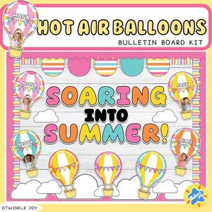 Puede incluir: Un colorido kit de tablón de anuncios con el texto "HOT AIR BALLOONS" y "SOARING INTO SUMMER!". El diseño presenta globos aerostáticos con caras de niños, nubes y bordes decorativos. Para el aula o el hogar.
