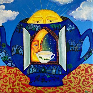 Può includere: Un dipinto stravagante di una teiera blu con un sole giallo che sbuca dalla cima. All'interno della teiera, una luna crescente sorseggia da una tazza da tè, con un cielo stellato visibile attraverso una finestra. La teiera è decorata con case e alberi.