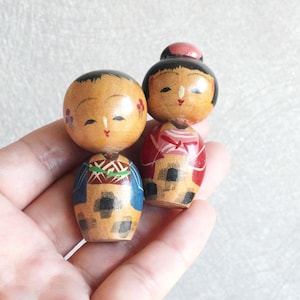 Kleine Japanse vintage Kokeshi-pop, set van 2, houten volkskunstfiguren