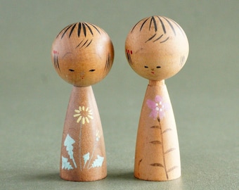 Set van 2 kleine vintage Kokeshi-poppen met handgeschilderde bloemenpatronen, houten, traditionele Japanse Kokeshi-poppen