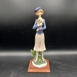 Könnte beinhalten: Ein Set aus drei Keramikbechern mit gesprenkelter, matter Oberfläche. Die Becher sind in Creme-, Hellbraun- und Dunkelbrauntönen gehalten. Jeder Becher hat ein schlichtes, minimalistisches Design.