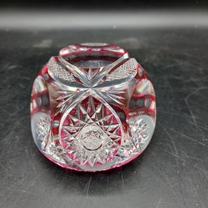 Può includere: Un set di tre tazze in ceramica con finitura opaca e macchiettata. Le tazze sono nei toni del crema, grigio chiaro e grigio scuro. Ogni tazza ha un design semplice e minimalista e un manico arrotondato.