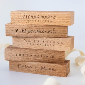 Bildhalter Hochzeit Holz personalisiert, Kartenhalter Holz mit Gravur, Fotohalter Holz, Geschenk zur Hochzeit für Paare, Bilderleiste GU001