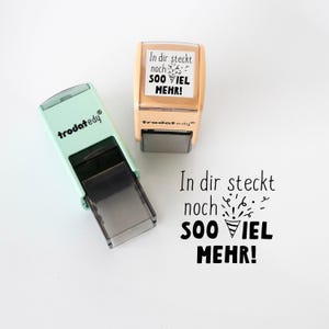 Peut inclure: Deux tampons, un vert menthe et un beige, sont présentés sur une surface blanche. Le tampon vert menthe porte la marque "trodatedy". Le tampon beige porte le texte "In dir steckt noch SOO VIEL MEHR!".
