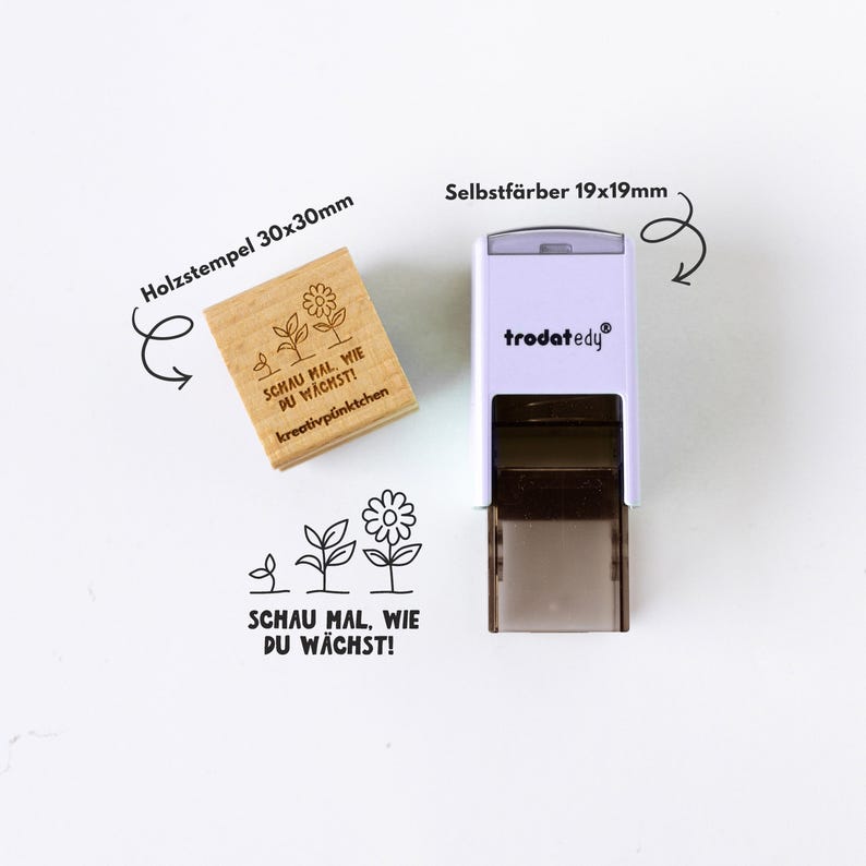 Op de afbeelding: Een houten stempel van 30x30mm en een zelfinktende stempel van 19x19mm worden getoond. De houten stempel heeft een bloemenontwerp en de tekst "SCHAU MAL, WIE DU W&Auml;CHST! kreativp&uuml;nktchen". De zelfinktende stempel is wit met de merknaam "trodatedy".