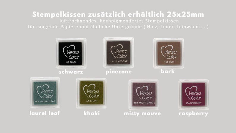 Peut inclure: Huit tampons encreurs de diff&eacute;rentes couleurs, dont noir, marron, vert et rouge. Chaque tampon est &eacute;tiquet&eacute; avec le nom de la marque "Versa Color" et un nom de couleur, comme "Noir", "Pinecone" et "Bark". Les tampons encreurs sont dispos&eacute;s en deux rang&eacute;es de quatre, avec le texte "Stempelkissen zus&auml;tzlich erh&auml;ltlich 25x25mm" en haut.