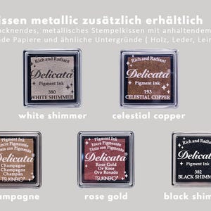 Peut inclure: Six tampons d'encre m&eacute;talliques pour l'estampage, chacun avec une couleur et un nom diff&eacute;rents : White Shimmer, Celestial Copper, Champagne, Rose Gold et Black Shimmer. Les tampons d'encre mesurent 25 mm x 25 mm et sont &eacute;tiquet&eacute;s "Delicata Pigment Ink".
