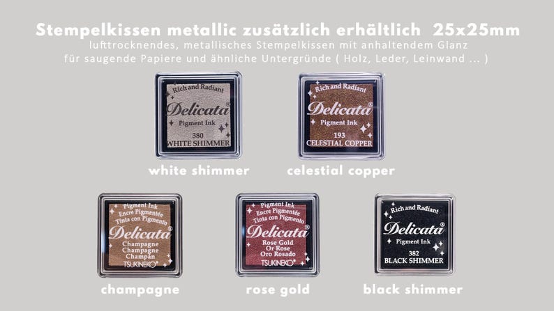 Peut inclure: Six tampons d'encre m&eacute;talliques pour l'estampage, chacun avec une couleur et un nom diff&eacute;rents : White Shimmer, Celestial Copper, Champagne, Rose Gold et Black Shimmer. Les tampons d'encre mesurent 25 mm x 25 mm et sont &eacute;tiquet&eacute;s "Delicata Pigment Ink".