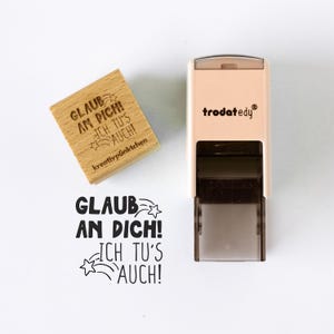 Könnte beinhalten: Ein Set aus drei Keramikbechern mit gesprenkelter, matter Oberfläche. Die Becher sind in den Farbtönen Creme, Hellgrau und Dunkelgrau gehalten. Jeder Becher hat ein schlichtes, minimalistisches Design und einen abgerundeten Henkel. Die Becher eignen sich für Kaffee, Tee oder andere Getränke.